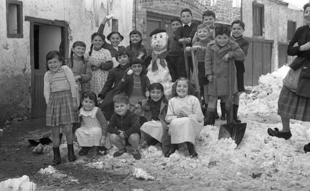 Fotografía costumbrista tomada por Piedad Isla en la Montaña Palentina en 1956.
